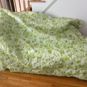 Full size Spread with 2 Matching Valances